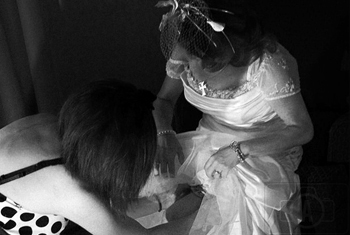 bride putting the garter